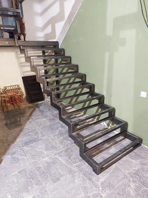 Каркас лестницы на ломаном косоуре из профильной трубы 