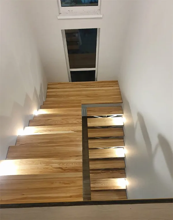 Лестница металлическая на монокосоуре