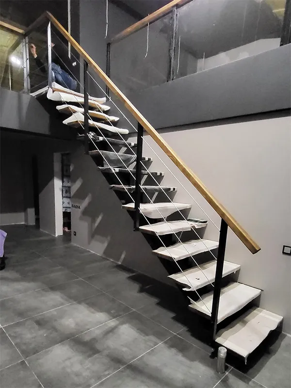 Лестница металлическая на монокосоуре