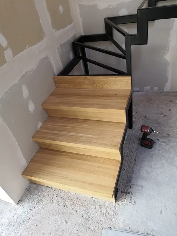 Каркас лестницы на ломаном косоуре из профильной трубы 