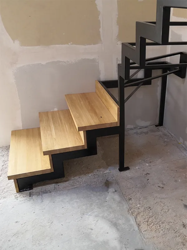 Каркас лестницы на ломаном косоуре из профильной трубы 