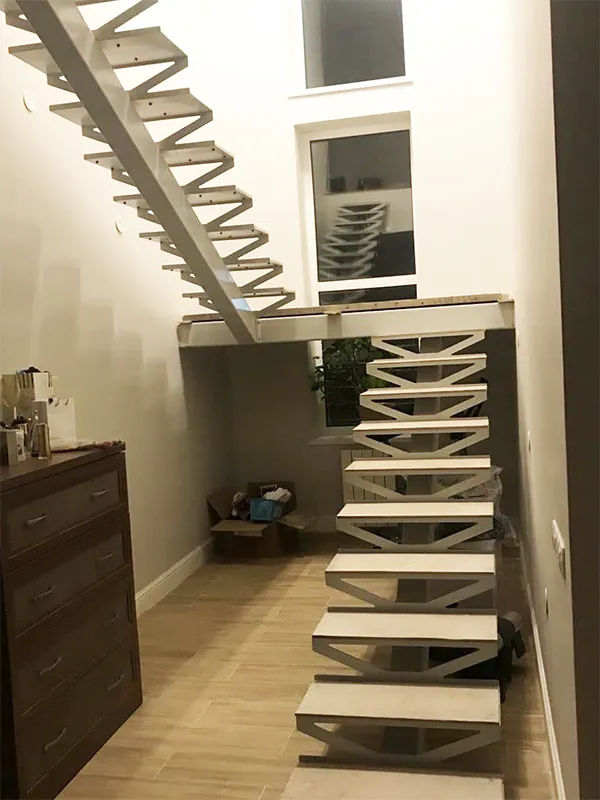 Лестница металлическая на монокосоуре