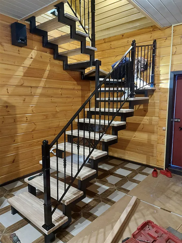 Каркас лестницы на ломаном косоуре из профильной трубы 