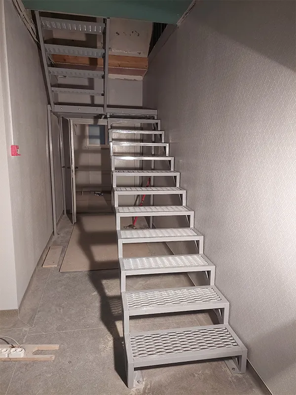 Каркас лестницы на ломаном косоуре из профильной трубы 