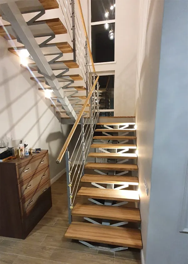 Лестница металлическая на монокосоуре