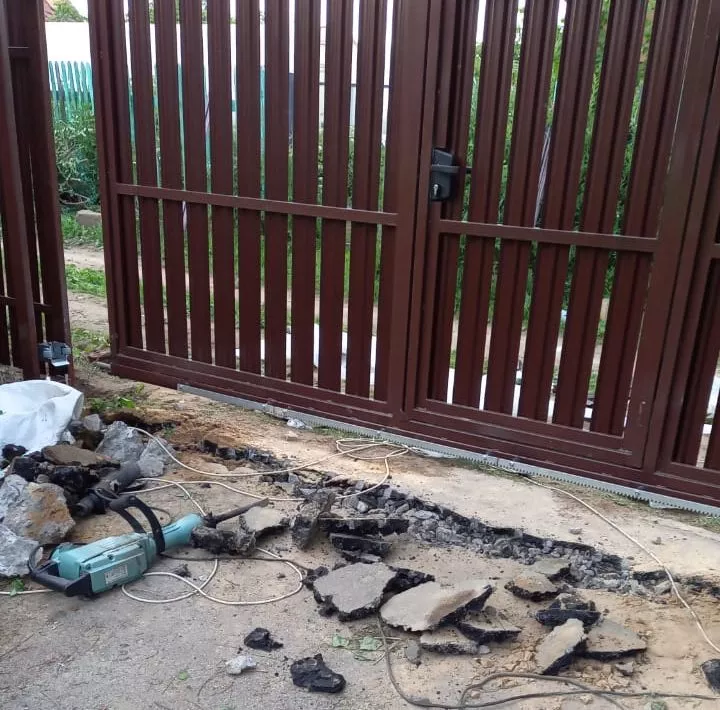 Траншея под откатными воротами