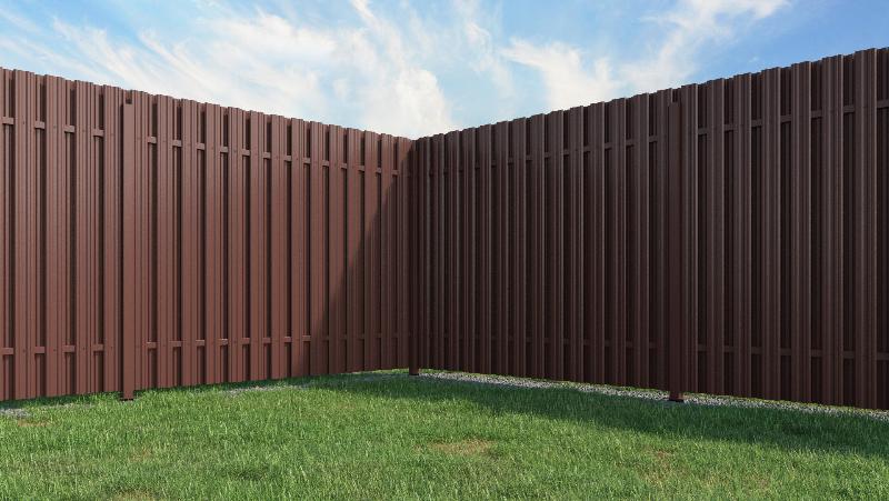 Забор из евроштакетника в шахматном порядке коричневого цвета
