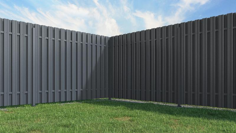 Забор из евроштакетника в шахматном порядке