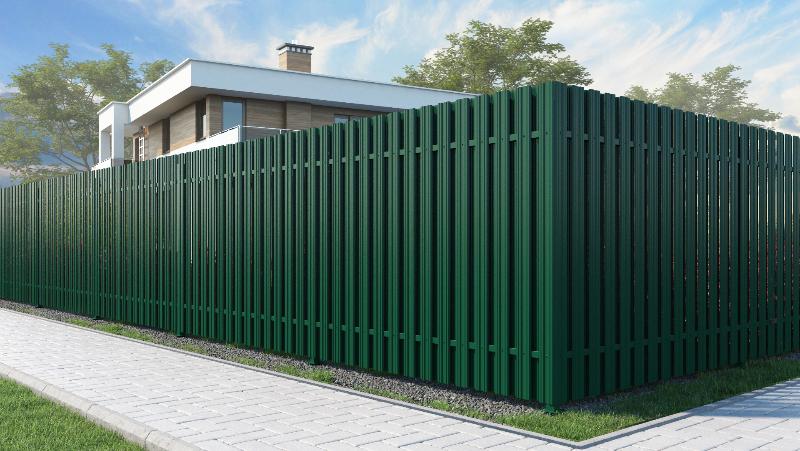 Зеленый забор из евроштакетника в шахматном порялке
