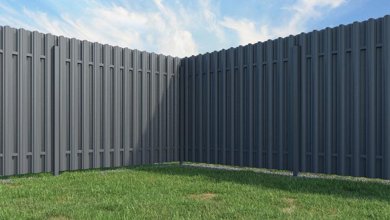 Забор из евроштакетника в шахматном порядке