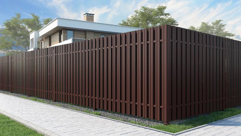 Забор из евроштакетника в шахматном порядке