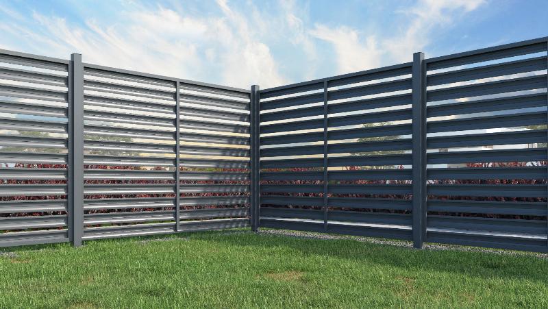 Забор из евроштакетника с горизонтальным расположением евроштакетника