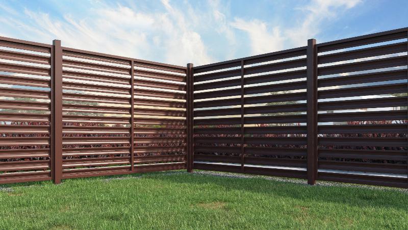 Забор из евроштакетника коричневого цвета с горизонтальным расположением евроштакетника