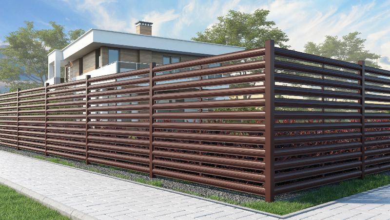 Забор из евроштакетника коричневого цвета с горизонтальным расположением евроштакетника