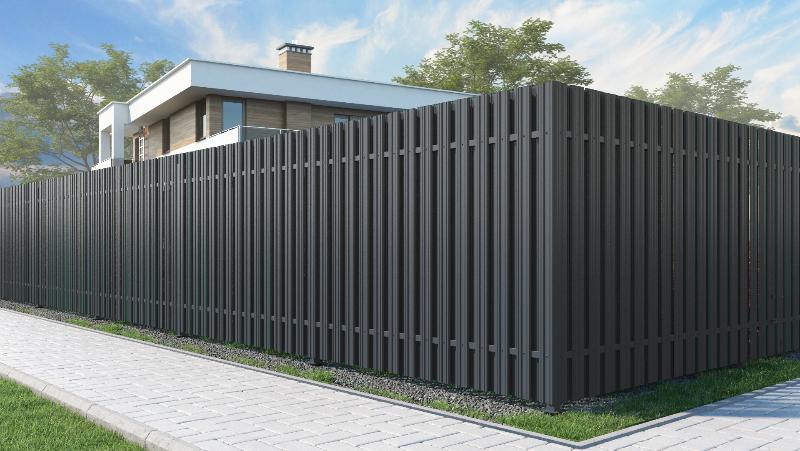 Забор из евроштакетника в шахматном порядке графитового цвета