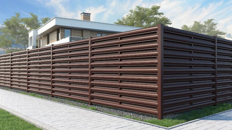Забор из евроштакетника коричневого цвета с горизонтальным расположением