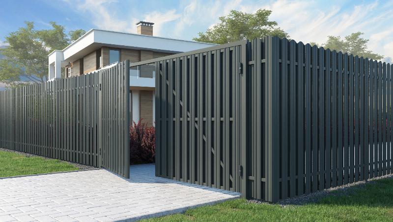 Распашные ворота с зашивкой евроштакетником в шахматном порядке